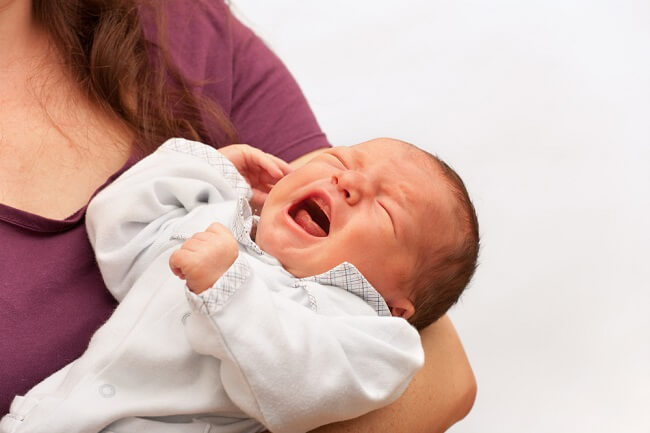 يمكن أن تحدث صعوبة الرضاعة الطبيعية لدى الطفل عن طريق ربط اللسان ، وإليك كيفية التغلب عليها