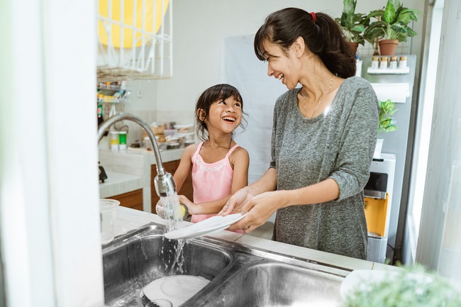 6 vantaggi del coinvolgimento dei bambini nelle faccende domestiche