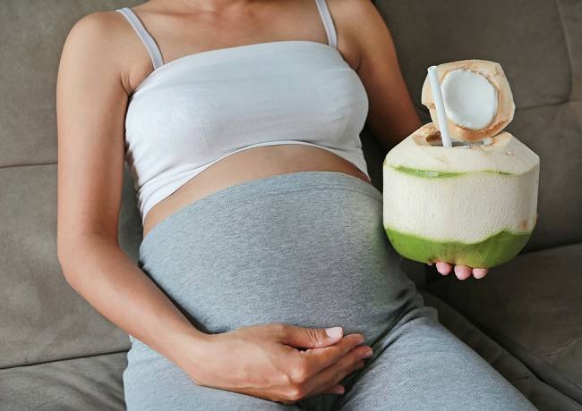 การดื่มน้ำมะพร้าวระหว่างตั้งครรภ์ทำให้ทารกเกิดมาขาวสะอาดจริงหรือ?