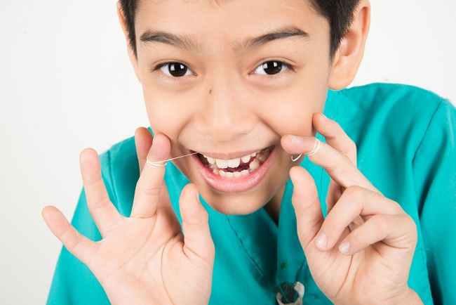 Знайте ползите и как да научите децата да използват зъбен конец