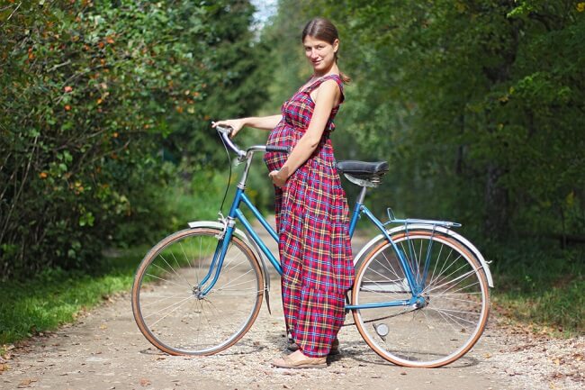 هل ركوب الدراجات آمن للنساء الحوامل؟