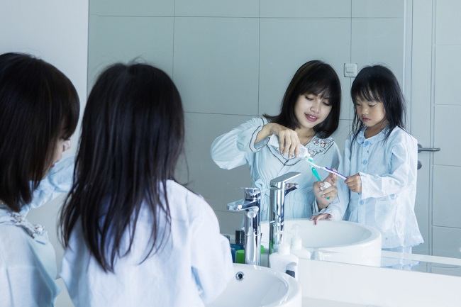 نصائح لتنظيف أسنان الأطفال بالفرشاة بشكل آمن