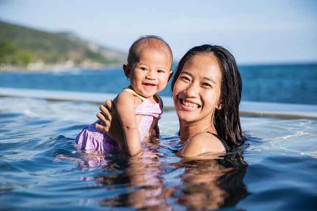 6 consigli per nuotare in sicurezza con il tuo amato bambino