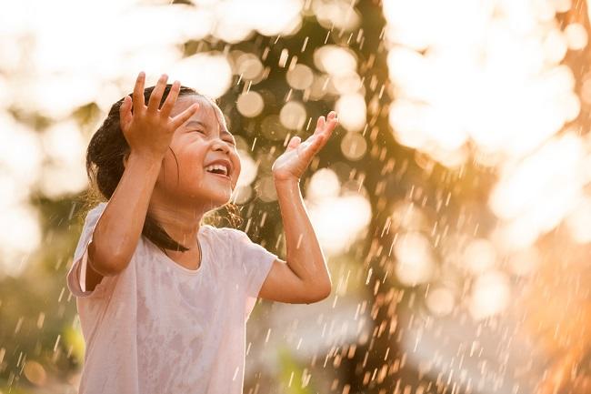 Giocare sotto la pioggia può causare il raffreddore nei bambini, mito o realtà?