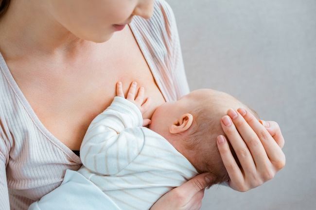 4 Petua untuk Menyusukan Ibu dengan Selesa Semasa Bayi Gigi