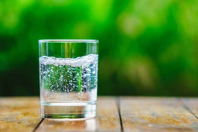 Benefici e pericoli dell'acqua frizzante per la salute del corpo