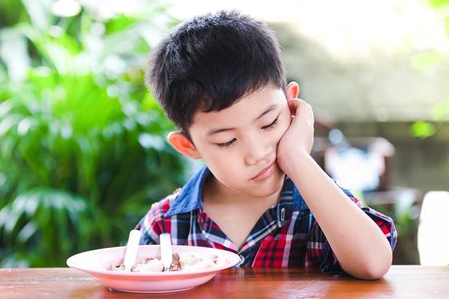 栄養失調の子供たちの原因と初期の症状を認識する