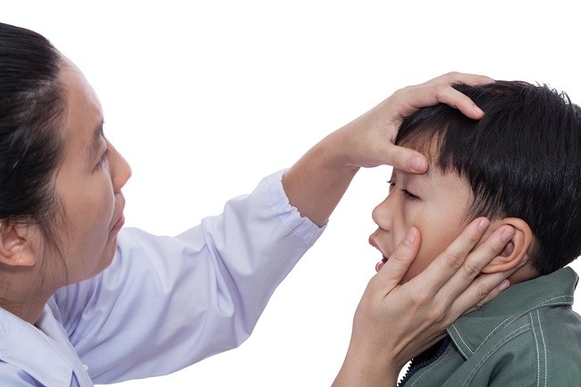 子供の目の腫れのさまざまな原因とそれを克服する方法