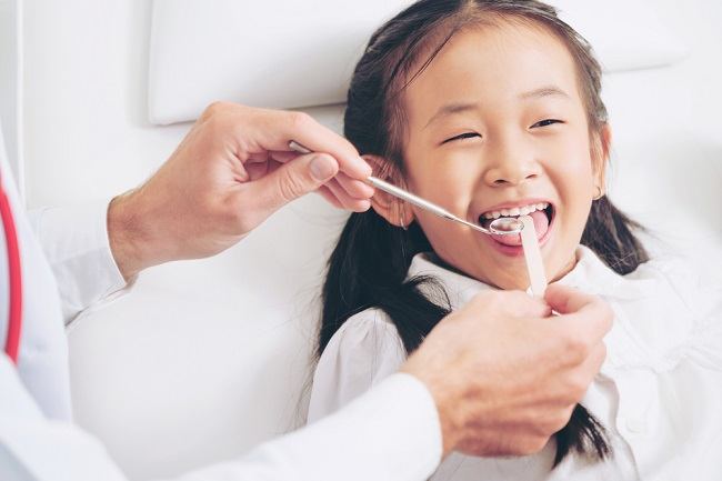 ความสำคัญของการบำบัดด้วยฟลูออไรด์ในฟันเด็กเพื่อป้องกันฟันผุ
