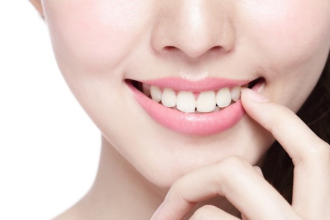 ليس فقط طازجًا ، غسول الفم يساعد في منع مشاكل الأسنان والفم