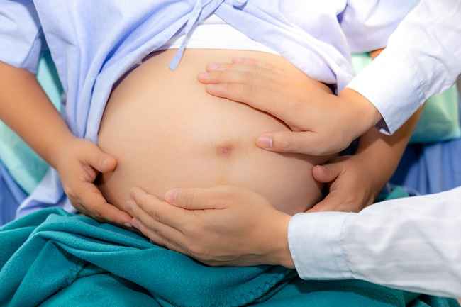 สตรีมีครรภ์ รู้ 6 สัญญาณว่าทารกในครรภ์เข้าสู่ช่องคลอดแล้ว