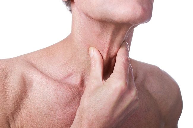 Adem elmasının etrafındaki şişlik, tiroid bozukluğunun bir işareti olabilir.
