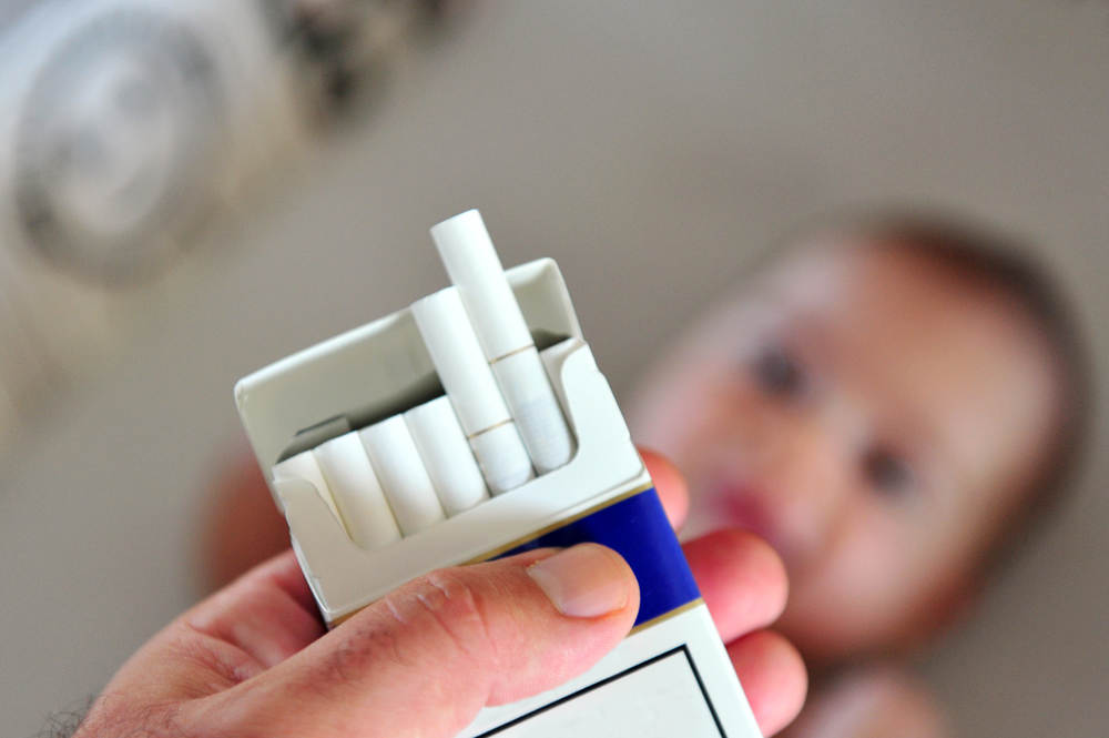 Признайте опасностите от цигарения дим за деца