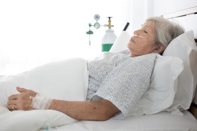 高齢者の肺炎：原因、症状、および合併症