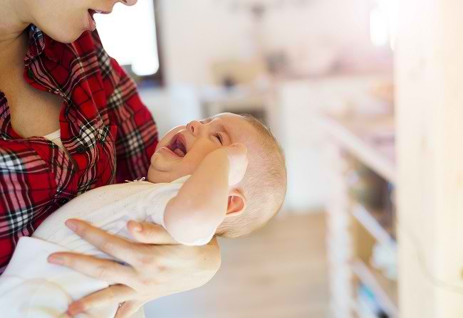 Бебето плаче след хранене? Това са възможните причини и как да ги преодолеем