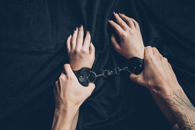 Comprendere il BDSM e come è diverso dalla devianza sessuale