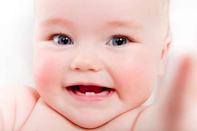 هل من الطبيعي أن يكون للمولود أسنان؟